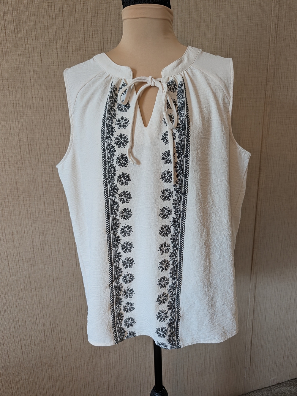 NY Collection White Sleeveless Tie-Neck Embroidered Camisole